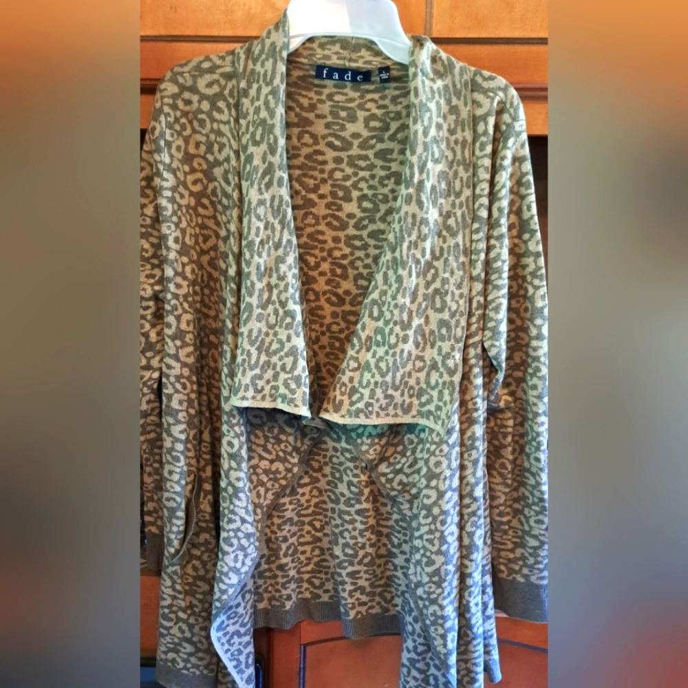 Ladies Waterfall BKE Buckle Open Front Sweater Tan/Beige Size Large Leopard Prin